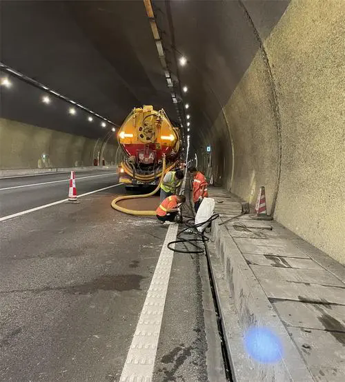 秭归隧道排水渠清淤